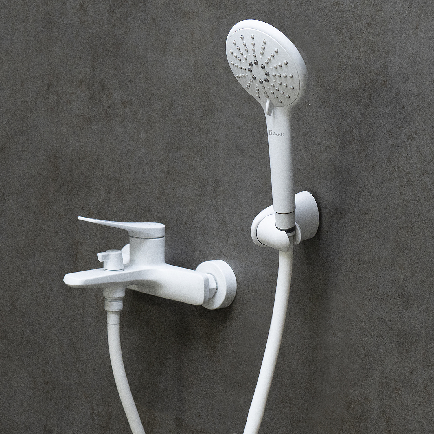 Смеситель Lemark Bronx LM3714MW для ванны с монолитным изливом