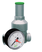 Редуктор FAR 1/2" ВР-ВР хромированный с манометром 1-6 атм